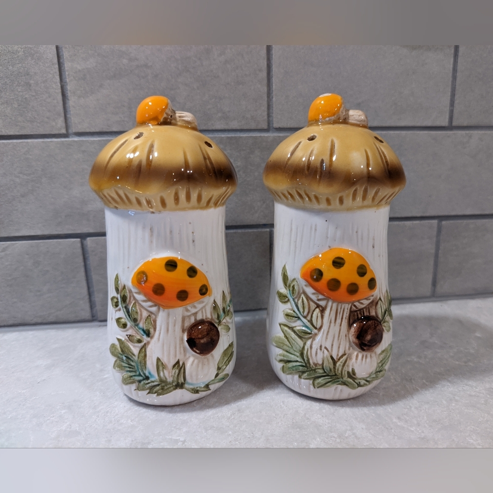 Vintage 1977 Sears Roebuck Merry Mushroom Salt and Pepper Shakers
